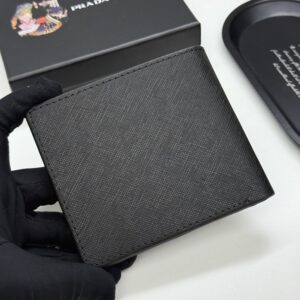 【AT13439】プラダの型押し牛革財布 - クラシックな優雅さと精巧な工芸を表現 | Prada Milano