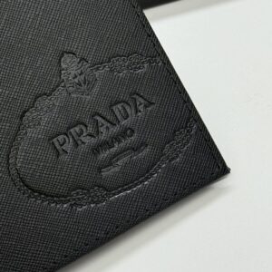 【AT13439】プラダの型押し牛革財布 - クラシックな優雅さと精巧な工芸を表現 | Prada Milano