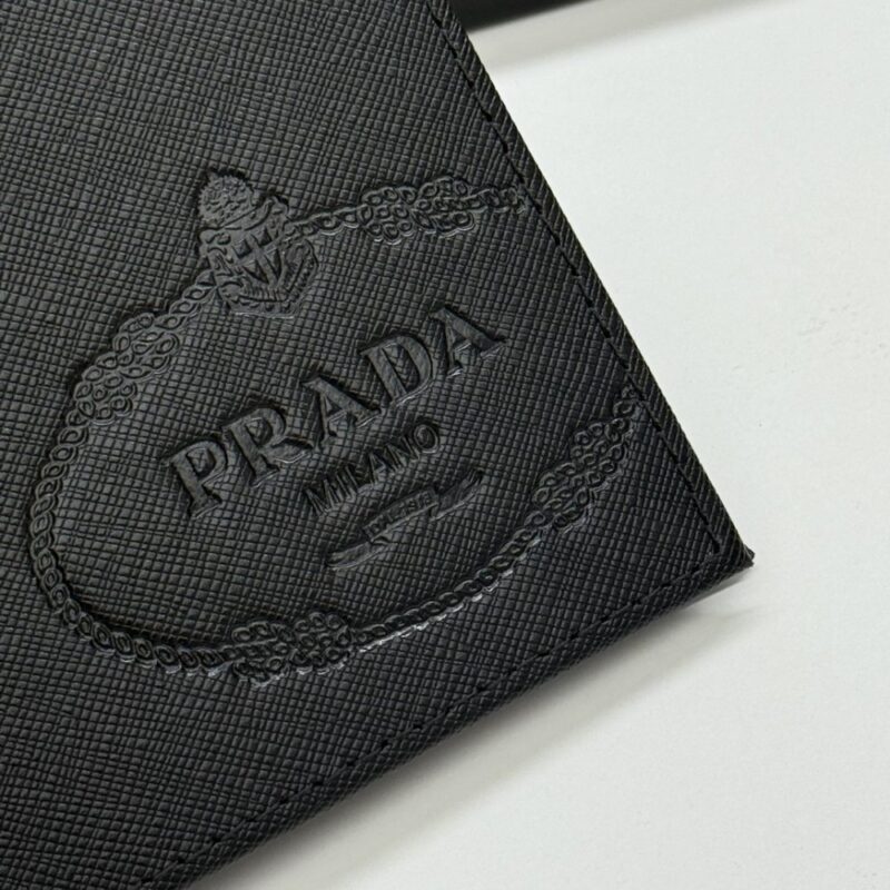 【AT13439】プラダの型押し牛革財布 - クラシックな優雅さと精巧な工芸を表現 | Prada Milano