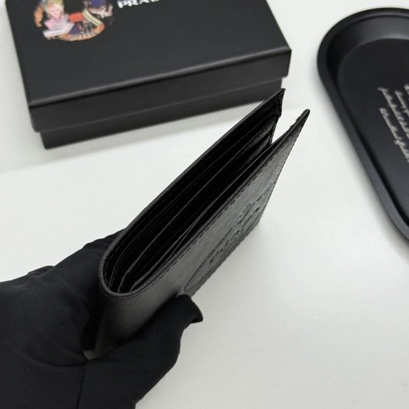 【AT13439】プラダの型押し牛革財布 - クラシックな優雅さと精巧な工芸を表現 | Prada Milano