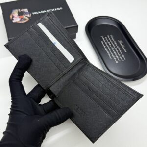 【AT13439】プラダの型押し牛革財布 - クラシックな優雅さと精巧な工芸を表現 | Prada Milano