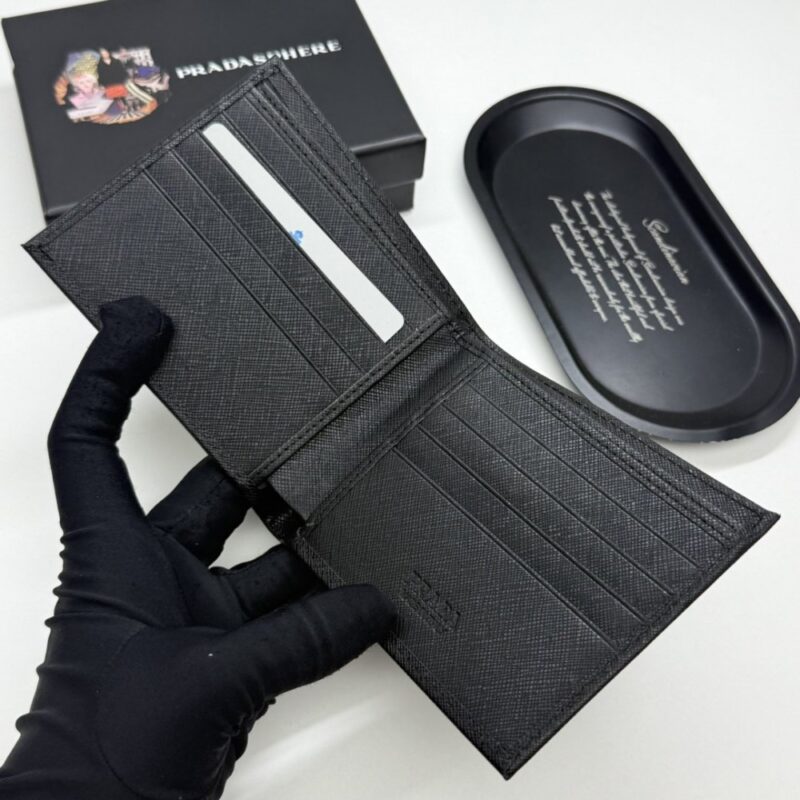 【AT13439】プラダの型押し牛革財布 - クラシックな優雅さと精巧な工芸を表現 | Prada Milano