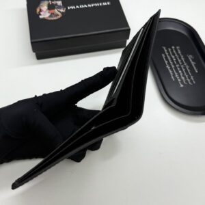 【AT13439】プラダの型押し牛革財布 - クラシックな優雅さと精巧な工芸を表現 | Prada Milano