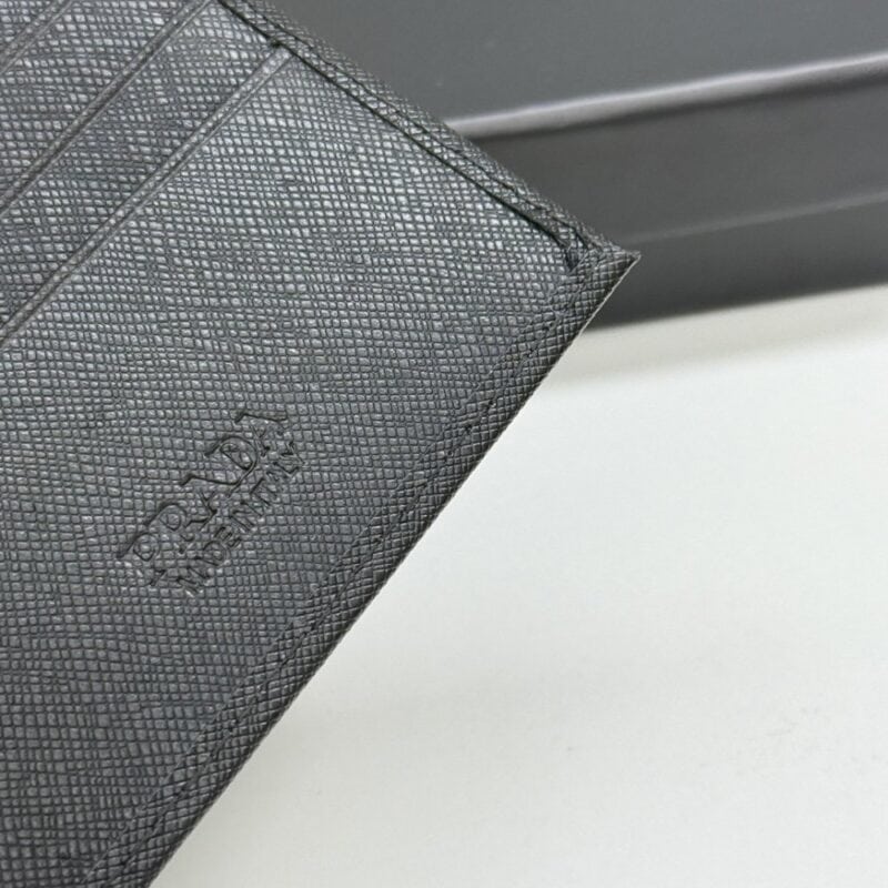 【AT13439】プラダの型押し牛革財布 - クラシックな優雅さと精巧な工芸を表現 | Prada Milano