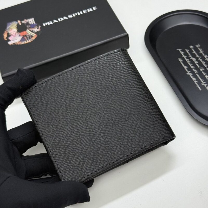 【AT13442】Pradaプラダクラシックサフィアーノレザー財布 - 高級で実用的な豪華な融合 | Prada