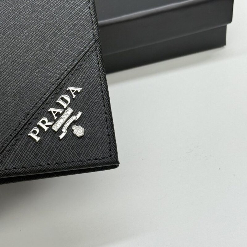 【AT13442】Pradaプラダクラシックサフィアーノレザー財布 - 高級で実用的な豪華な融合 | Prada
