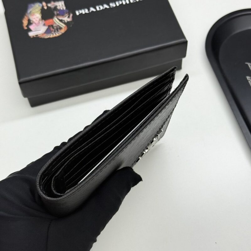 【AT13442】Pradaプラダクラシックサフィアーノレザー財布 - 高級で実用的な豪華な融合 | Prada