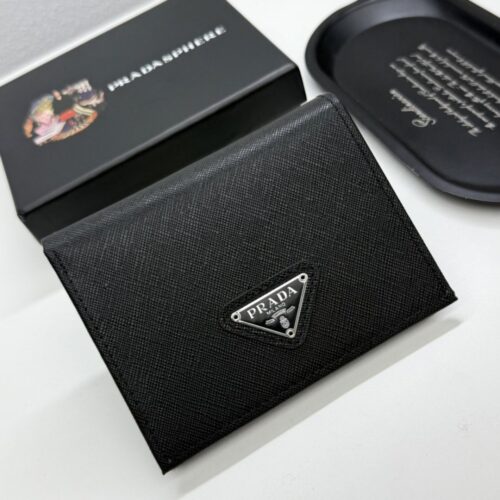 【AT13448】プラダ（Prada）の三角形ヤギ革カードケース、贅沢さと実用性の融合 | Prada