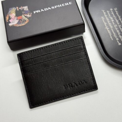 【AT13454】プラダ ビジネスカードホルダー 本革素材 エンボス加工 軽量 ブラック | Prada Italy
