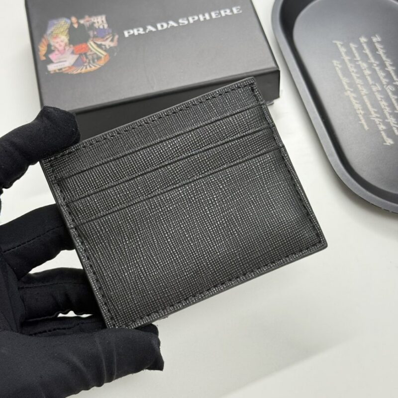 【AT13456】プラダPrada カーフレザー多機能財布 クラシックなブラック 贅沢なデザインと高品質素材 | Prada Italy