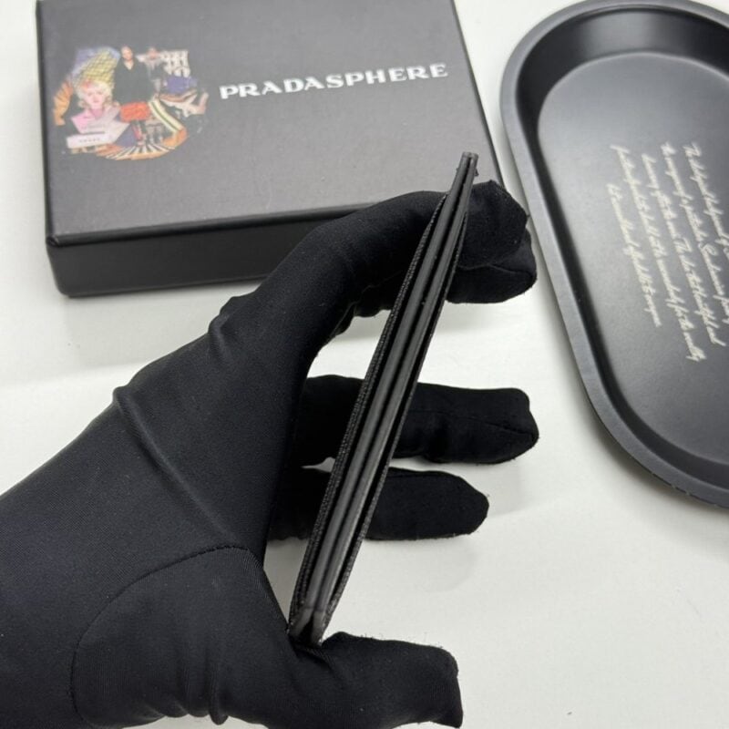 【AT13457】プラダの贅沢な牛革カードケース - エレガントで洗練されたビジネスアクセサリー | Prada Italy