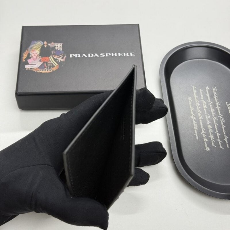 【AT13458】プラダPrada 豪華な名刺入れ カーフスキン素材 ゴールドロゴ付き | Prada Milano