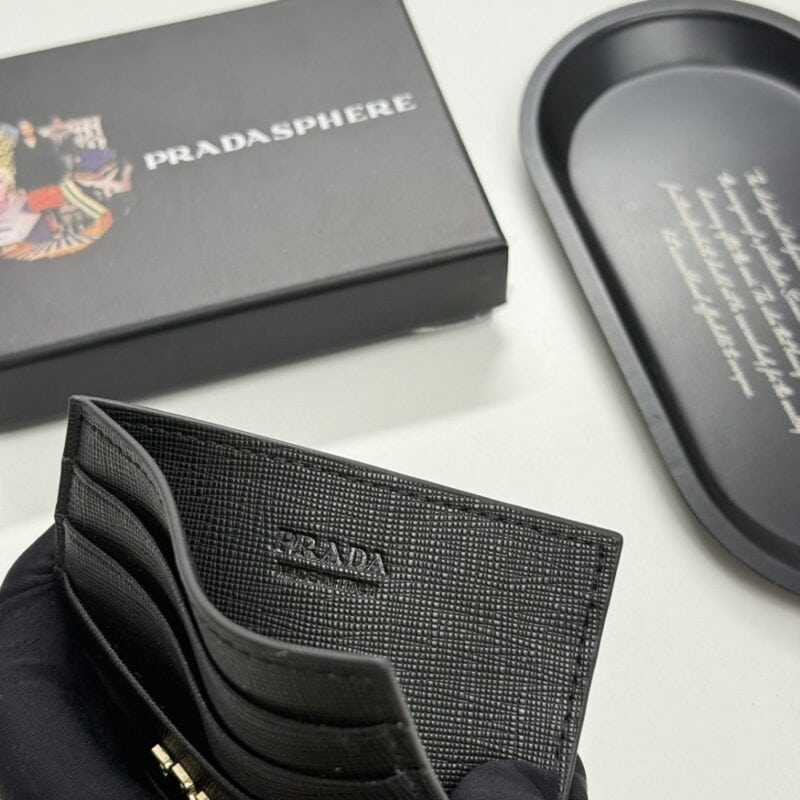 【AT13458】プラダPrada 豪華な名刺入れ カーフスキン素材 ゴールドロゴ付き | Prada Milano