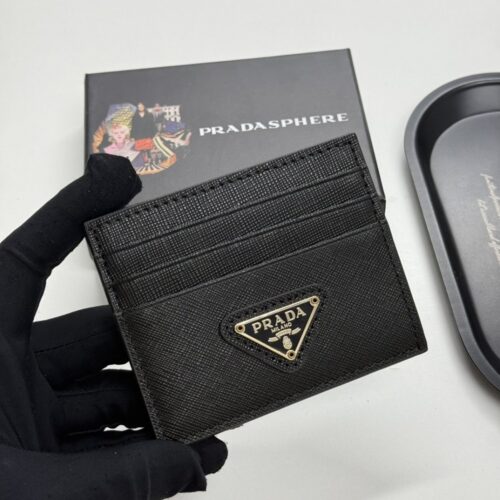 【AT13460】プラダのカーフスキン財布: 高級感溢れる都会派アクセサリー | Prada
