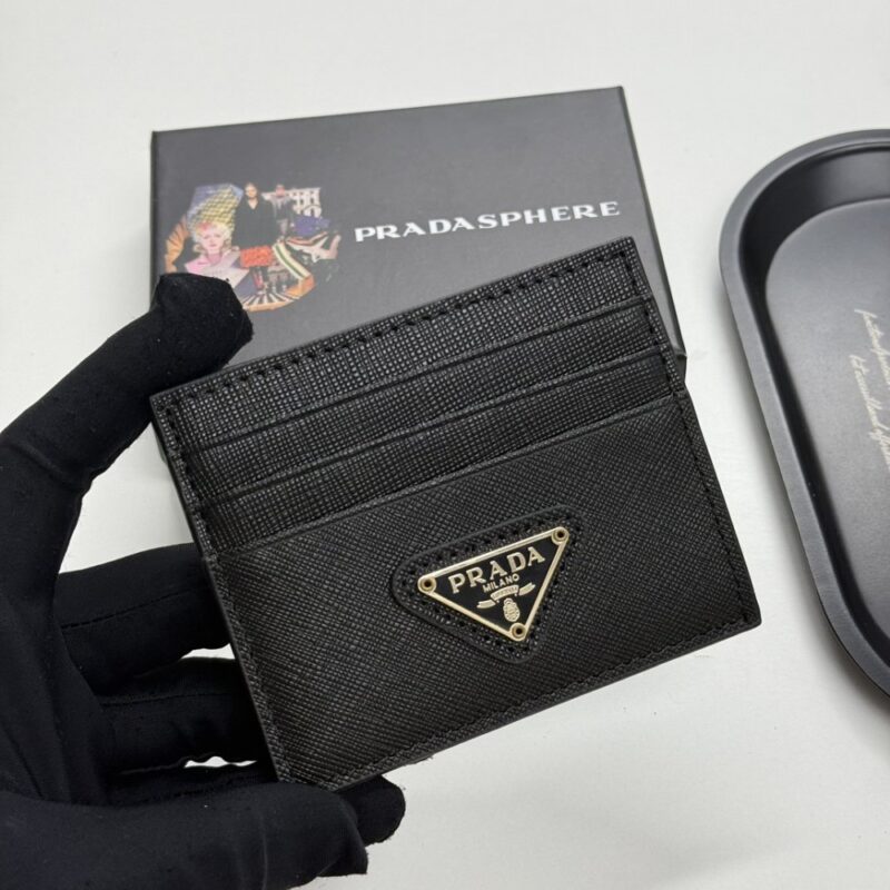【AT13460】プラダのカーフスキン財布: 高級感溢れる都会派アクセサリー | Prada