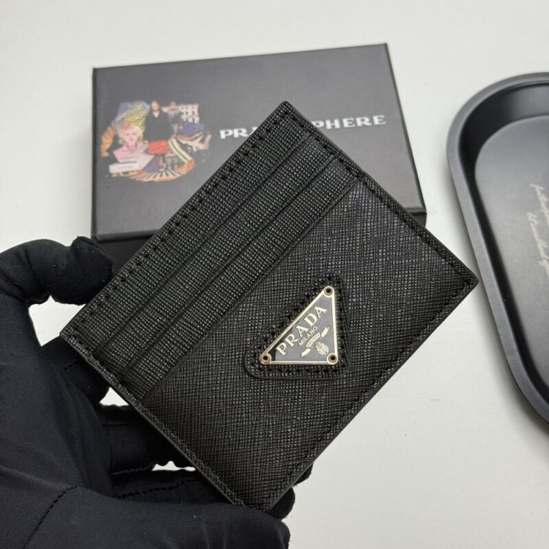【AT13460】プラダのカーフスキン財布: 高級感溢れる都会派アクセサリー | Prada