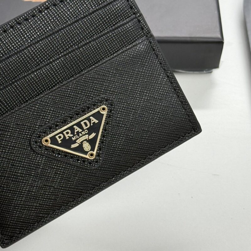 【AT13460】プラダのカーフスキン財布: 高級感溢れる都会派アクセサリー | Prada