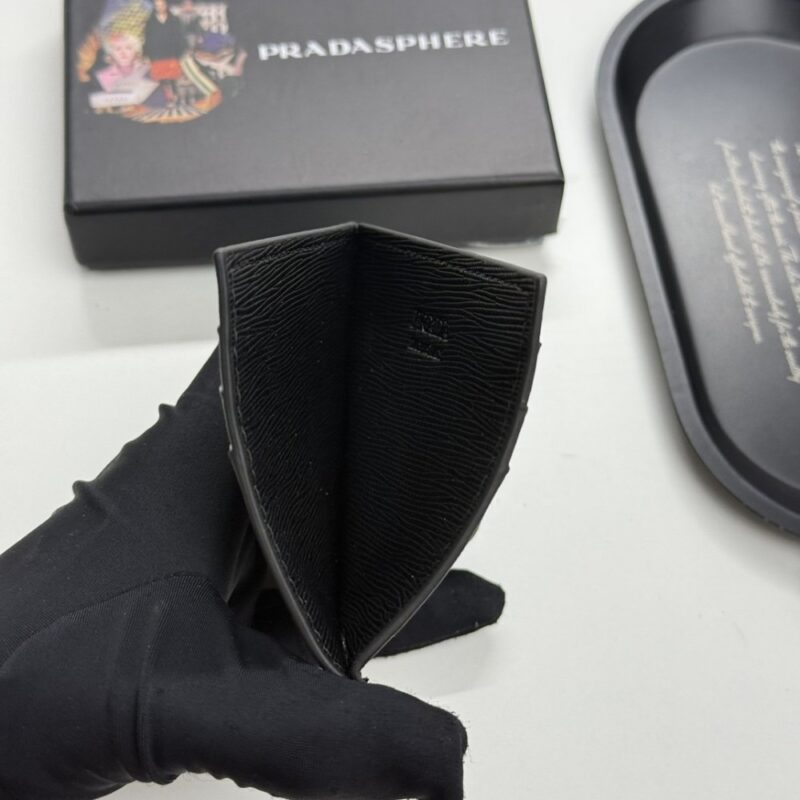 【AT13460】プラダのカーフスキン財布: 高級感溢れる都会派アクセサリー | Prada