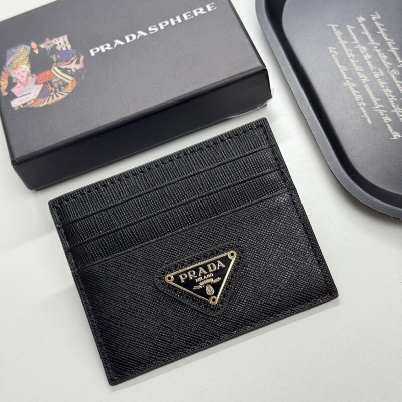 【AT13460】プラダのカーフスキン財布: 高級感溢れる都会派アクセサリー | Prada
