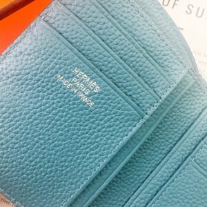 【AT13461】エルメス（Hermès）エレガントな青緑色調ラグジュアリーウォレット、トゴ牛革素材、6つのカードスロット、コインポケット付き、ビジネスとデートに最適 | Hermes