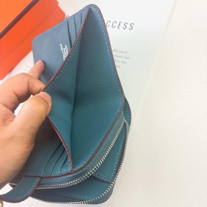 【AT13461】エルメス（Hermès）エレガントな青緑色調ラグジュアリーウォレット、トゴ牛革素材、6つのカードスロット、コインポケット付き、ビジネスとデートに最適 | Hermes