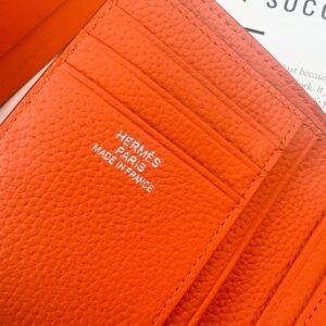 【AT13464】エルメスクラシックウォレット-高級オレンジ牛革、6つのカードスロット、ジッパーポケット付き | Hermes