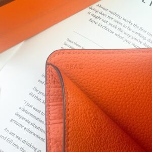 【AT13464】エルメスクラシックウォレット-高級オレンジ牛革、6つのカードスロット、ジッパーポケット付き | Hermes