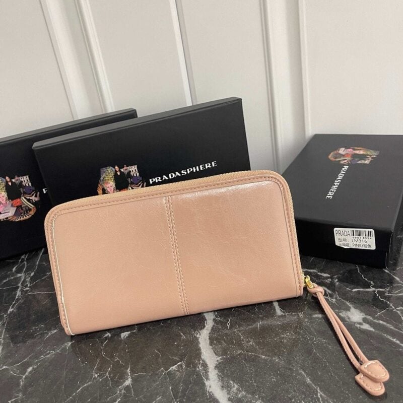 【AT13467】プラダ (Prada) レザー財布 ピンク色 ラグジュアリーな高級感とファッションアイテム | Prada