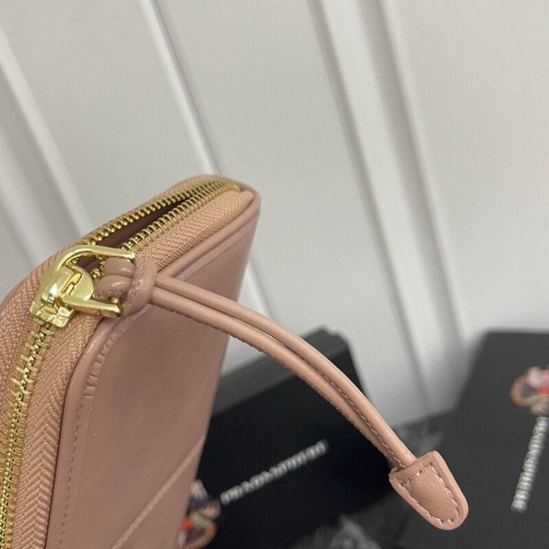 【AT13467】プラダ (Prada) レザー財布 ピンク色 ラグジュアリーな高級感とファッションアイテム | Prada