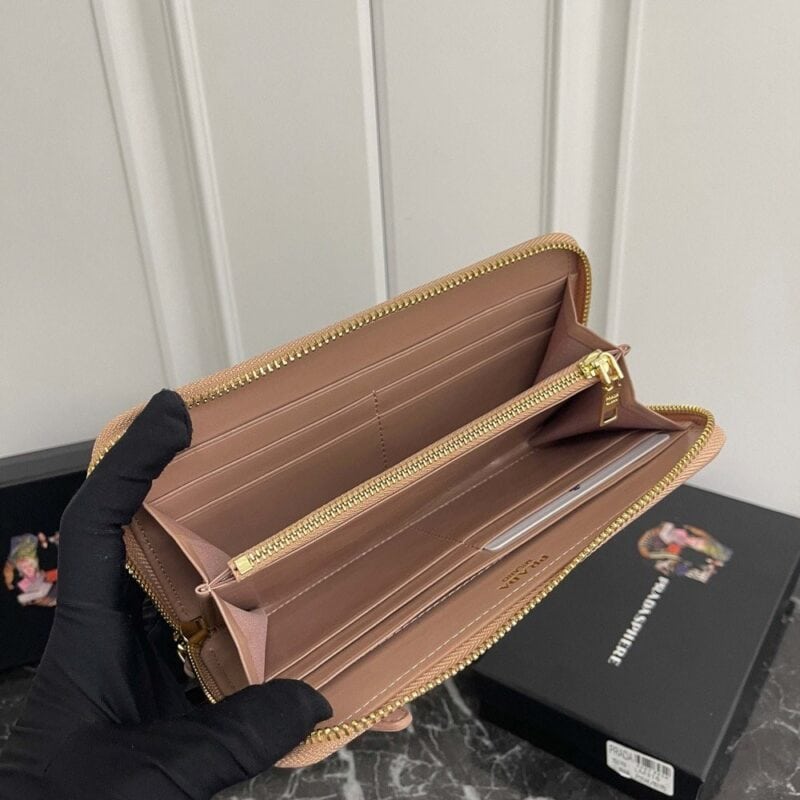 【AT13467】プラダ (Prada) レザー財布 ピンク色 ラグジュアリーな高級感とファッションアイテム | Prada