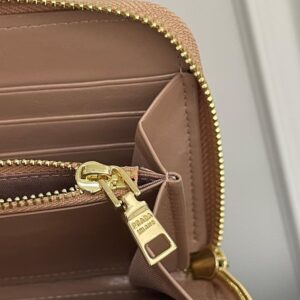 【AT13467】プラダ (Prada) レザー財布 ピンク色 ラグジュアリーな高級感とファッションアイテム | Prada