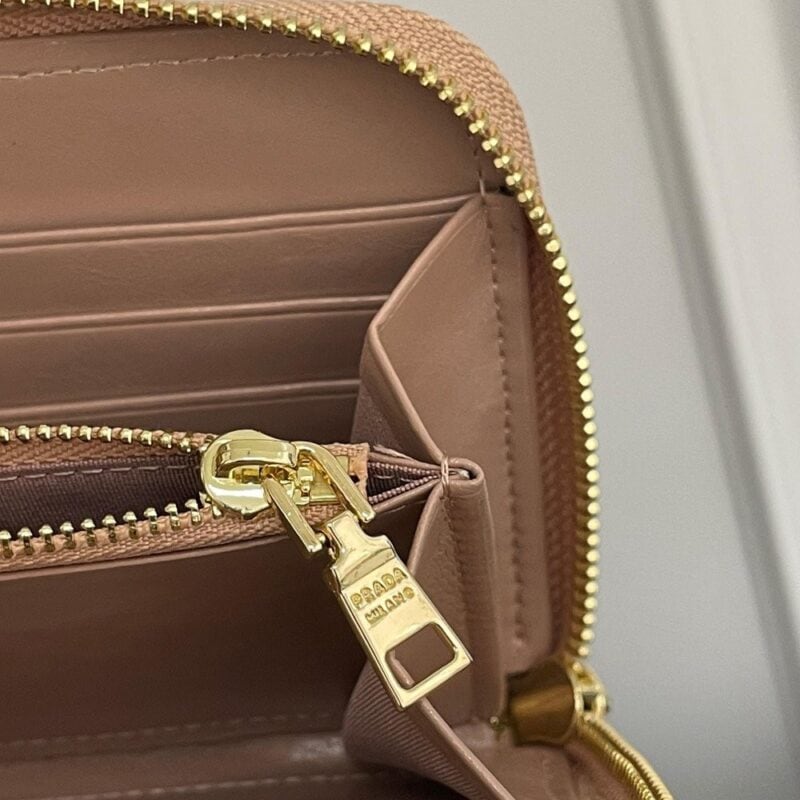 【AT13467】プラダ (Prada) レザー財布 ピンク色 ラグジュアリーな高級感とファッションアイテム | Prada