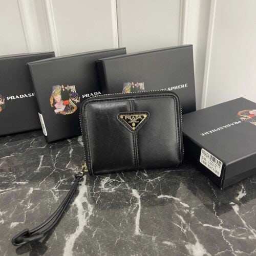 【AT13468】プラダ（Prada）の高級レザーウォレット、エレガントなデザインと機能性が光る | Prada Milano