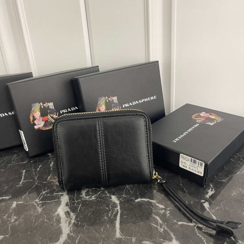 【AT13468】プラダ（Prada）の高級レザーウォレット、エレガントなデザインと機能性が光る | Prada Milano