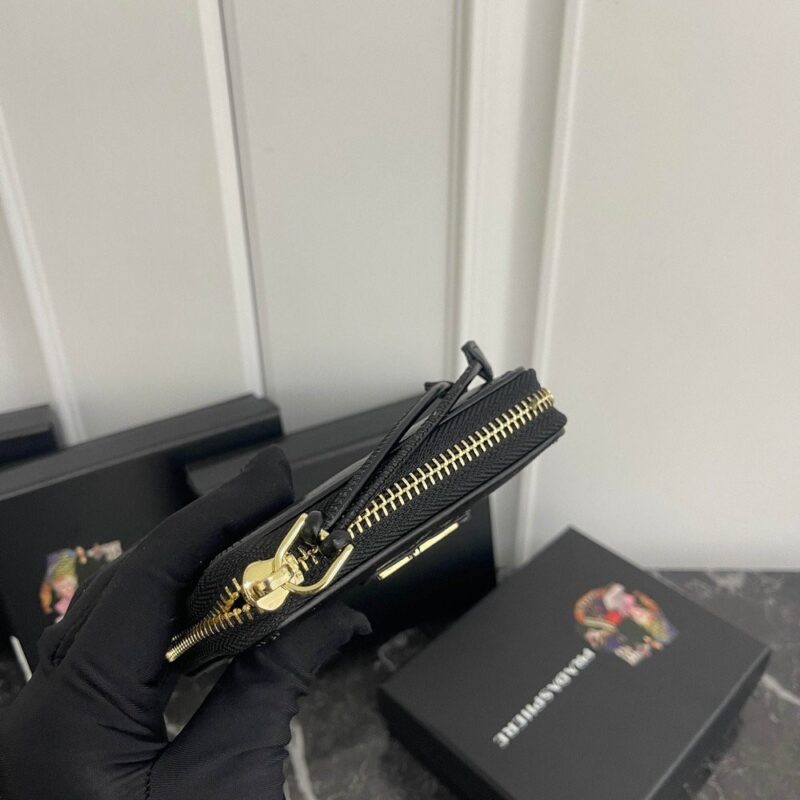 【AT13468】プラダ（Prada）の高級レザーウォレット、エレガントなデザインと機能性が光る | Prada Milano