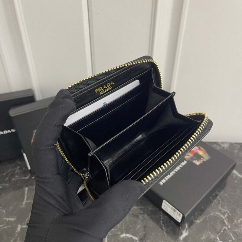 【AT13468】プラダ（Prada）の高級レザーウォレット、エレガントなデザインと機能性が光る | Prada Milano