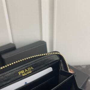 【AT13468】プラダ（Prada）の高級レザーウォレット、エレガントなデザインと機能性が光る | Prada Milano