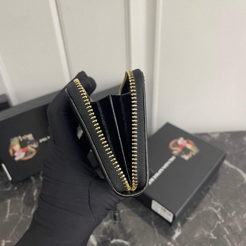 【AT13468】プラダ（Prada）の高級レザーウォレット、エレガントなデザインと機能性が光る | Prada Milano