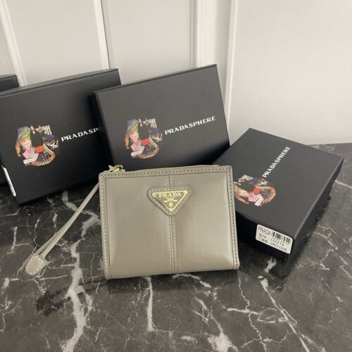 【AT13473】Prada（プラダ）のモダンな都会の女性のための贅沢なオイルワックスカウレザー小財布 | Prada Italy