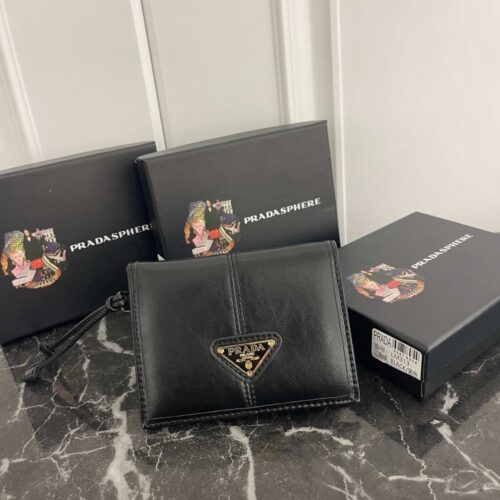 【AT13474】プラダ｜高級オイルワックスレザー製コンパクト財布｜永遠のエレガンスを演出 | Prada Italy