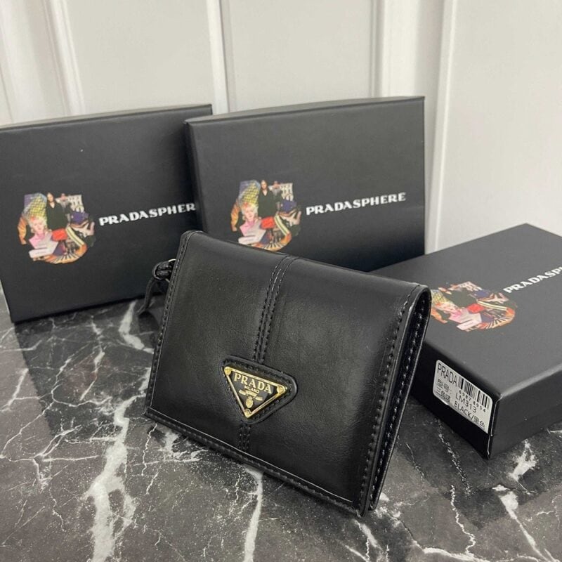 【AT13474】プラダ｜高級オイルワックスレザー製コンパクト財布｜永遠のエレガンスを演出 | Prada Italy