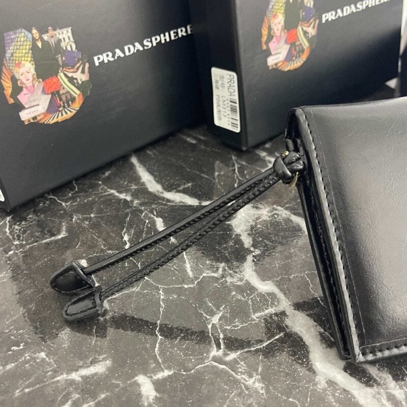 【AT13474】プラダ｜高級オイルワックスレザー製コンパクト財布｜永遠のエレガンスを演出 | Prada Italy