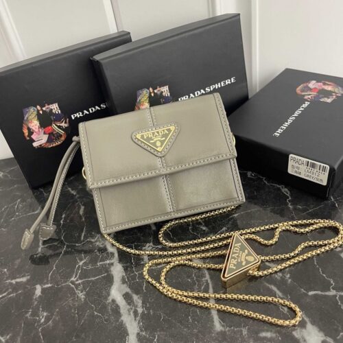 【AT13479】プラダの高級レザーカードケース - 都会の女性に最適！ | Prada Italy
