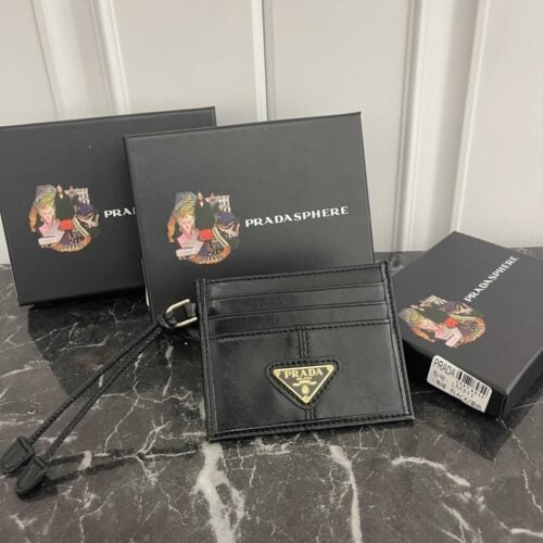【AT13480】プラダ 高級レザーカードケース ブラック ビジネスファッションに最適 ロゴ付き | Prada