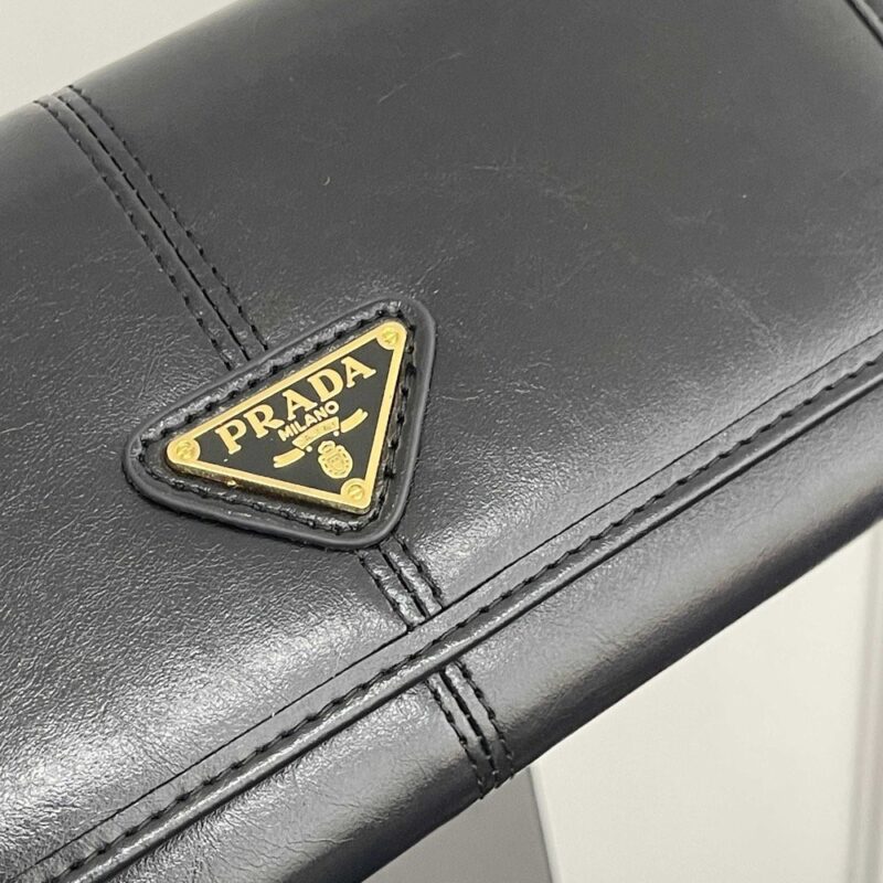 【AT13482】プラダ高級レザーウォレット｜オイルワックスレザー素材｜クラシックデザイン | Prada Italy