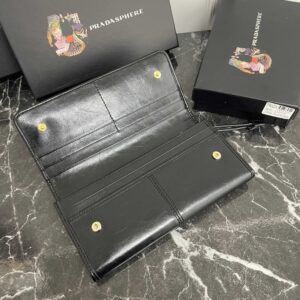 【AT13482】プラダ高級レザーウォレット｜オイルワックスレザー素材｜クラシックデザイン | Prada Italy