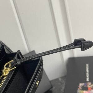 【AT13482】プラダ高級レザーウォレット｜オイルワックスレザー素材｜クラシックデザイン | Prada Italy