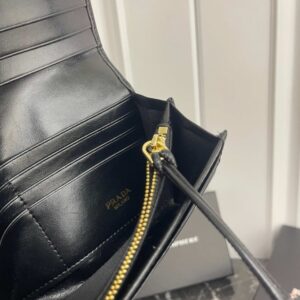 【AT13482】プラダ高級レザーウォレット｜オイルワックスレザー素材｜クラシックデザイン | Prada Italy