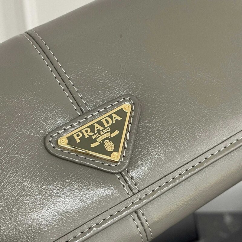 【AT13483】プラダのオイルワックスレザークラシック財布 - 高級感漂う、グレー革のマルチカードスロット付き | Prada Milano