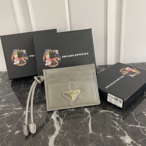【AT13484】プラダ (Prada) グレーレザーカードケース - 高級なファッションアクセサリー | Prada Italy